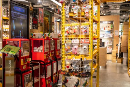 Foto de Tokio, Japón, 29 de octubre de 2023: Gachapon capsule toy vending machines in a store - Imagen libre de derechos