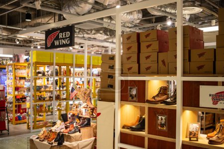 Foto de Tokio, Japón, 29 de octubre de 2023: sección de zapatos RED WING en una tienda minorista - Imagen libre de derechos