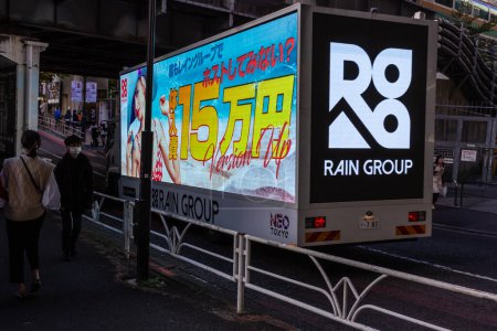 Foto de Tokio, Japón, 29 de octubre de 2023: Camión de publicidad con carteles luminosos estacionados en una calle de la ciudad - Imagen libre de derechos