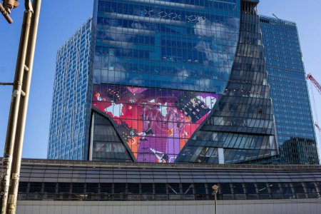 Téléchargez les photos : Tokyo, Japon, 29 octobre 2023 : Bâtiment moderne à Tokyo affichant une grande publicité d'écran LED - en image libre de droit