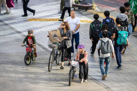 Téléchargez les photos : Tokyo, Japon, 29 Octobre 2023 : Famille en vélo à la traversée de la ville - en image libre de droit