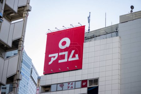 Téléchargez les photos : Tokyo, Japon, 29 Octobre 2023 : Grand panneau rouge sur la façade du bâtiment - en image libre de droit