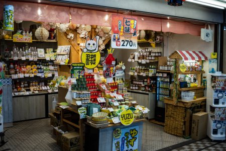 Téléchargez les photos : Tokyo, Japon, 29 octobre 2023 : Magasin de souvenirs bien approvisionné présentant une variété de marchandises à Asakusa - en image libre de droit