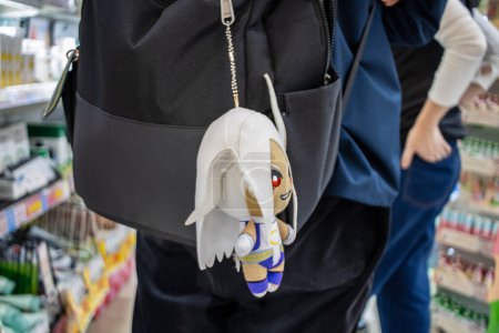 Téléchargez les photos : Tokyo, Japon, 29 octobre 2023 : Client avec un porte-clés anime attaché à son sac dans un magasin - en image libre de droit
