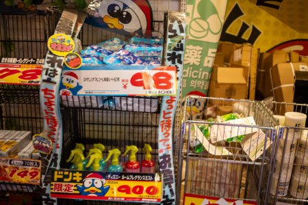 Foto de Tokio, Japón, 29 de octubre de 2023: Carro de compras lleno de artículos con descuento en una tienda local - Imagen libre de derechos