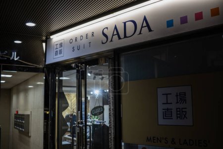 Foto de Tokio, Japón, 29 de octubre de 2023: Tienda de ORDER SUIT SADA, una sastrería personalizada, por la noche - Imagen libre de derechos