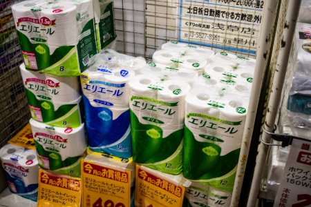 Téléchargez les photos : Tokyo, Japon, 29 octobre 2023 : Diverses marques de papier toilette exposées dans un dépanneur de Tokyo - en image libre de droit