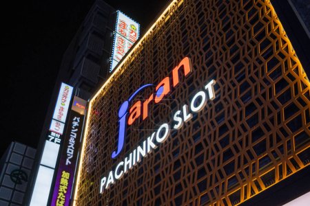 Foto de Tokio, Japón, 29 de octubre de 2023: Signo iluminado de una sala de juegos de pachinko por la noche - Imagen libre de derechos