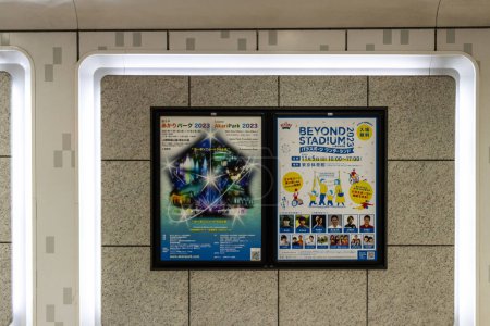 Téléchargez les photos : Tokyo, Japon, 29 Octobre 2023 : Affiches publicitaires dans une station de métro de Tokyo - en image libre de droit