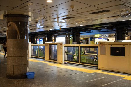 Foto de Tokio, Japón, 29 de octubre de 2023: Plataforma de la estación de metro de Tokio con puertas de seguridad - Imagen libre de derechos