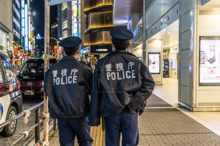 Téléchargez les photos : Tokyo, Japon, 29 octobre 2023 : Des policiers observent la région dans le quartier animé de Shinjuku - en image libre de droit