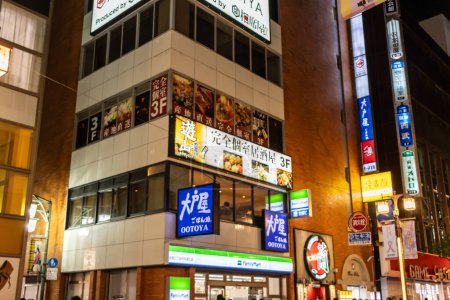 Téléchargez les photos : Tokyo, Japon, 29 octobre 2023 : Vue nocturne d'un immeuble de plusieurs étages avec divers panneaux de restaurant à Shinjuku - en image libre de droit