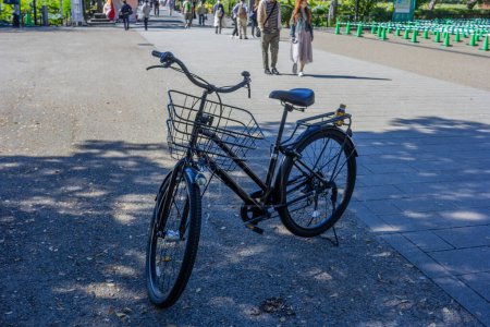 Foto de Tokio, Japón, 30 de octubre de 2023: Bicicleta aparcada en el Parque Ueno - Imagen libre de derechos