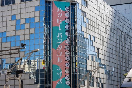 Téléchargez les photos : Tokyo, Japon, 30 Octobre 2023 : Bâtiment moderne avec bannières publicitaires colorées à Tokyo - en image libre de droit