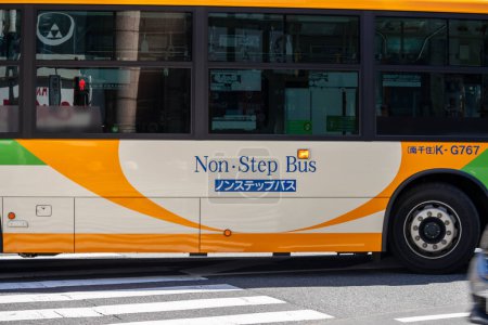 Foto de Tokio, Japón, 30 de octubre de 2023: Autobús sin escala en servicio en la calle Tokio - Imagen libre de derechos