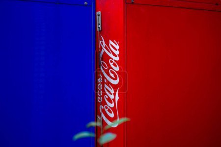 Téléchargez les photos : Tokyo, Japon, 30 Octobre 2023 : Distributeur automatique Coca-Cola vibrant dans la rue de la ville - en image libre de droit