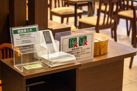 Téléchargez les photos : Tokyo, Japon, 30 Octobre 2023 : La COVID-19 signe des mesures de prévention dans le restaurant - en image libre de droit
