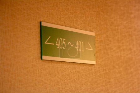 Téléchargez les photos : Tokyo, Japon, 30 Octobre 2023 : Panneau de numéro de chambre dans le couloir de l'hôtel - en image libre de droit