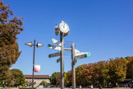 Téléchargez les photos : Tokyo, Japon, 30 Octobre 2023 : Signalisation directionnelle avec plusieurs destinations dans le parc Ueno - en image libre de droit