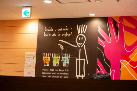 Téléchargez les photos : Tokyo, Japon, 30 octobre 2023 : Décoration murale artistique dans un restaurant japonais local - en image libre de droit