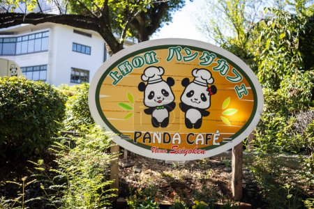 Téléchargez les photos : Tokyo, Japon, 30 Octobre 2023 : Panneau Panda Cafe avec des mascottes d'animaux mignons - en image libre de droit