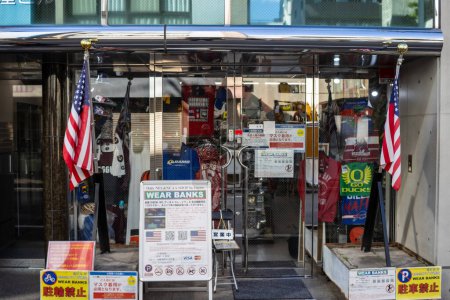 Téléchargez les photos : Tokyo, Japon, 30 octobre 2023 : Entrée du magasin de vêtements avec drapeau américain et signalisation japonaise - en image libre de droit