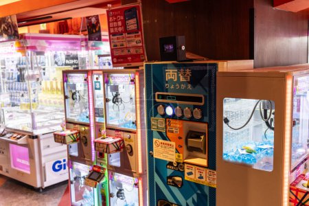 Foto de Tokio, Japón, 30 de octubre de 2023: Arcade game corner con varias máquinas de premios en Akihabara - Imagen libre de derechos
