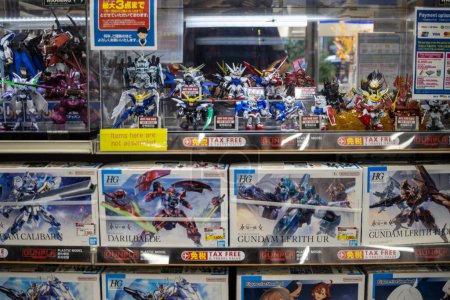 Téléchargez les photos : Tokyo, Japon, 30 Octobre 2023 : Assortiment de kits de modèles Gundam exposés dans un magasin de passe-temps d'Akihabara - en image libre de droit