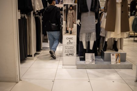 Téléchargez les photos : Tokyo, Japon, 30 Octobre 2023 : Mannequins à la mode affichant des vêtements pour femmes dans un magasin chic de la ville - en image libre de droit