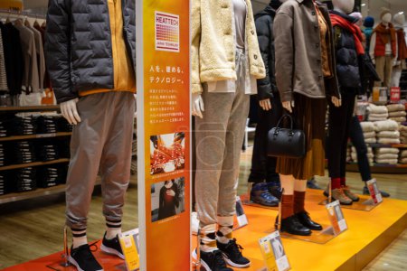 Téléchargez les photos : Tokyo, Japon, 30 Octobre 2023 : Mannequins affichant des vêtements d'hiver et des vestes chauffées dans un magasin - en image libre de droit