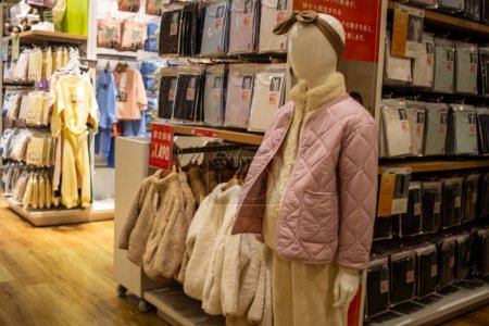 Téléchargez les photos : Tokyo, Japon, 30 Octobre 2023 : Mannequins affichant manteaux et vestes d'hiver dans un magasin de vêtements - en image libre de droit