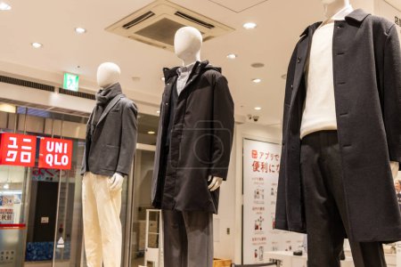 Téléchargez les photos : Tokyo, Japon, 30 Octobre 2023 : Mannequins présentant manteaux et vêtements d'hiver dans un magasin - en image libre de droit