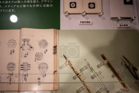 Foto de Tokio, Japón, 30 de octubre de 2023: Exposición de herramientas tradicionales de caligrafía japonesa - Imagen libre de derechos