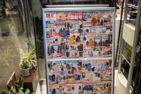 Foto de Tokio, Japón, 30 de octubre de 2023: Variedad de revistas exhibidas en una librería japonesa - Imagen libre de derechos
