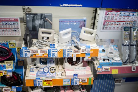 Foto de Tokio, Japón, 30 de octubre de 2023: Varios aparatos eléctricos en exhibición en la tienda de electrónica de Akihabara - Imagen libre de derechos