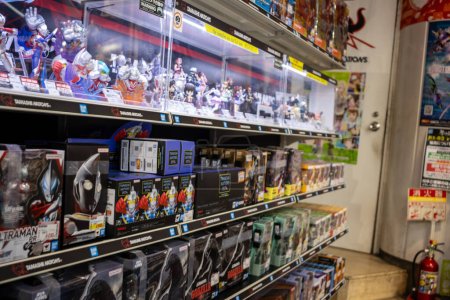 Foto de Tokio, Japón, 30 de octubre de 2023: Amplia selección de figuras Ultraman en una juguetería - Imagen libre de derechos