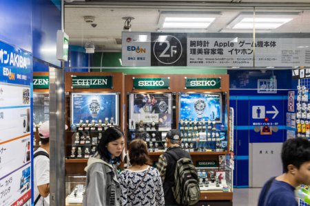 Foto de Tokio, Japón, 30 de octubre de 2023: Los clientes que navegan por los relojes en una tienda Seiko - Imagen libre de derechos