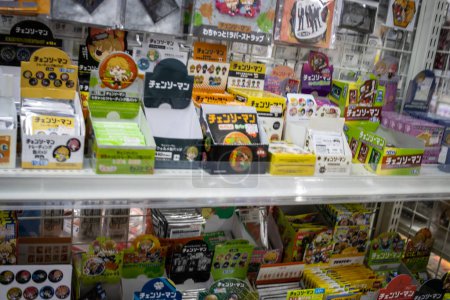 Foto de Tokio, Japón, 30 de octubre de 2023: Surtido de artículos de aficionados y objetos coleccionables en una estantería en la tienda de Tokio - Imagen libre de derechos