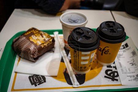 Foto de Tokio, Japón, 30 de octubre de 2023: Comida rápida de un café local en Tokio - Imagen libre de derechos