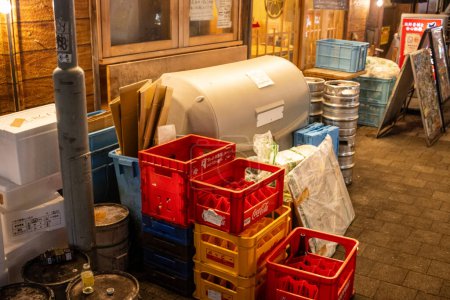 Foto de Tokio, Japón, 30 de octubre de 2023: callejón trasero con suministros de restaurantes por la noche - Imagen libre de derechos