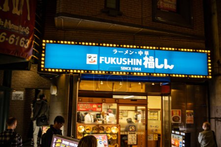 Téléchargez les photos : Tokyo, Japon, 30 Octobre 2023 : Devant le magasin de Fukushima avec néon signe la nuit - en image libre de droit