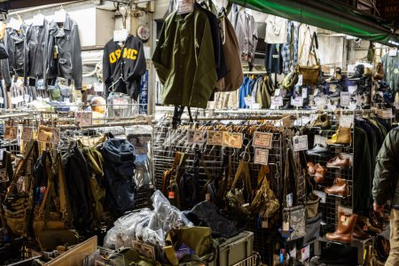 Foto de Tokio, Japón, 30 de octubre de 2023: Tienda militar excedente con varios uniformes y equipos - Imagen libre de derechos