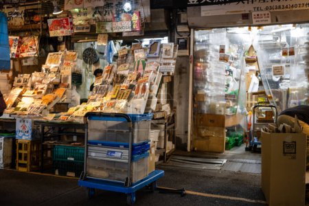 Foto de Tokio, Japón, 30 de octubre de 2023: quiosco de prensa en la noche que muestra una variedad de revistas y periódicos - Imagen libre de derechos