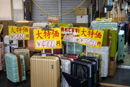 Foto de Tokio, Japón, 30 de octubre de 2023: Variedad de maletas en venta en una tienda de equipajes de Tokio - Imagen libre de derechos