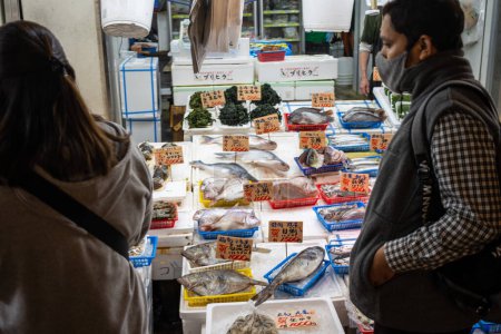 Foto de Tokio, Japón, 30 de octubre de 2023: El cliente ve una variedad de pescados en un mercado de mariscos - Imagen libre de derechos