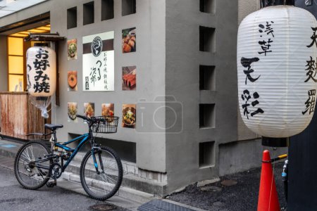 Téléchargez les photos : Tokyo, Japon, 31 Octobre 2023 : Restaurant japonais traditionnel extérieur avec lanterne - en image libre de droit