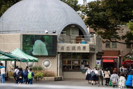 Foto de Tokio, Japón, 31 de octubre de 2023: Los estudiantes se reunieron frente a la entrada de un planetario - Imagen libre de derechos
