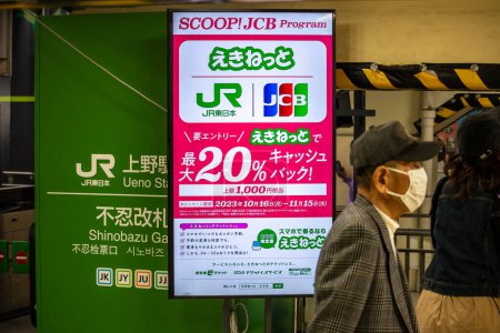 Téléchargez les photos : Tokyo, Japon, 31 Octobre 2023 : Publicité pour le programme JCB à la station Ueno avec Passersby - en image libre de droit