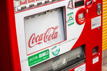 Téléchargez les photos : Tokyo, Japon, 31 octobre 2023 : Gros plan sur un distributeur Coca-Cola sur City Street - en image libre de droit
