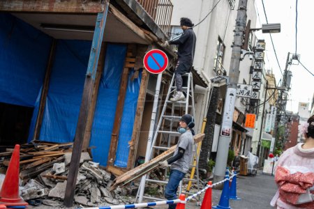 Foto de Tokio, Japón, 31 de octubre de 2023: Trabajadores de la construcción renovando un edificio en Asakusa - Imagen libre de derechos